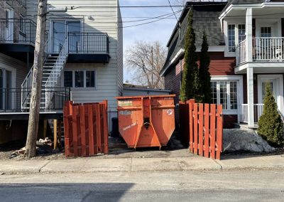 Conteneur entre deux maisons - Location de conteneur Montréal.ca