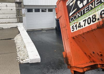 Livraison de conteneur sur une pente de garage - Location de conteneur Montréal.ca